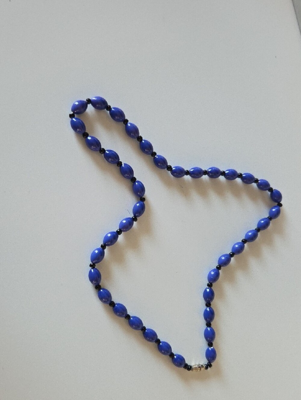 Vintage Royal Blue & Black Oval Bead Strand Necklace | Screw Barrel Clasp Retro - Picture 2 of 3